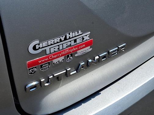 2023 Mitsubishi Outlander SE