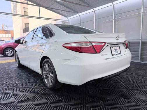 Super White 2016 Toyota Camry SE