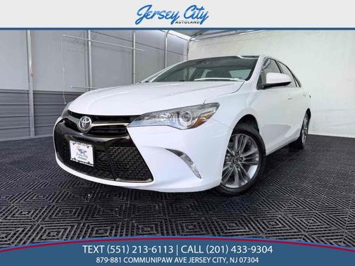 Super White 2016 Toyota Camry SE