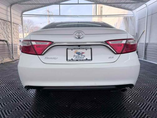 Super White 2016 Toyota Camry SE