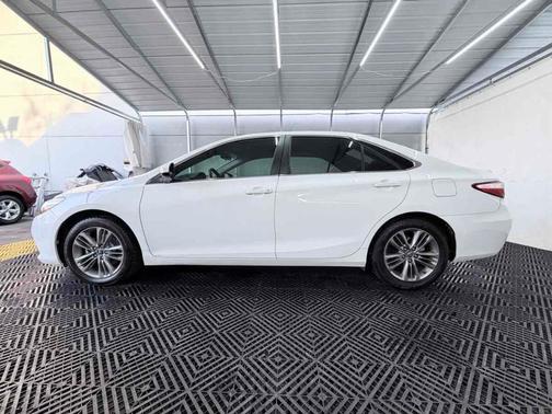 Super White 2016 Toyota Camry SE