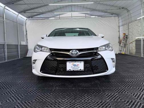 Super White 2016 Toyota Camry SE