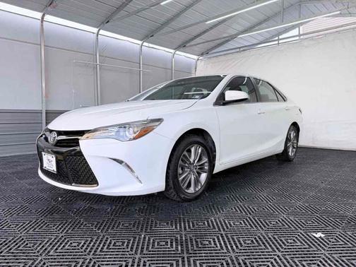 Super White 2016 Toyota Camry SE