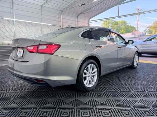 Pepperdust Metallic 2017 Chevrolet Malibu 1LT