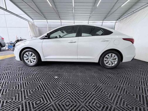 Frost White Pearl 2021 Hyundai Accent SE