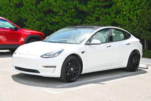 Pearl White Multi-Coat 2022 Tesla Model 3 Standard Range
