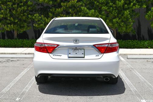 Super White 2017 Toyota Camry SE