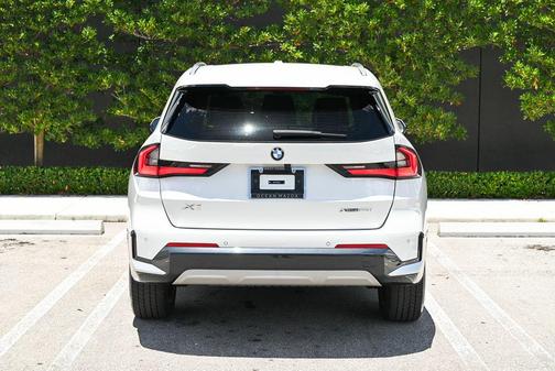 Mineral White Metallic 2025 BMW X1 xDrive28i