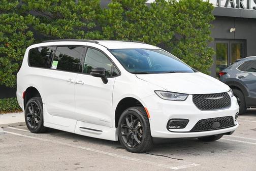 2024 Chrysler Pacifica Touring L