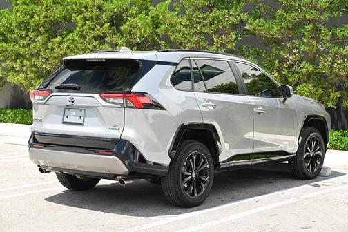 2023 Toyota RAV4 Hybrid SE