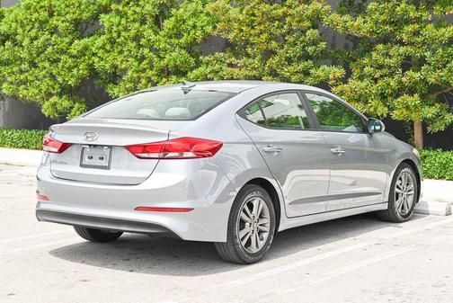 Shale Gray Metallic 2017 Hyundai ELANTRA SE