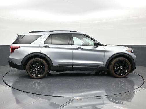 Iconic Silver Metallic 2023 Ford Explorer ST-Line