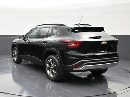 Mosaic Black Metallic 2024 Chevrolet Trax LT