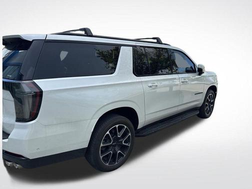 Iridescent Pearl Tricoat 2025 Chevrolet Suburban RST