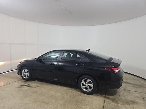 2022 Hyundai ELANTRA SE