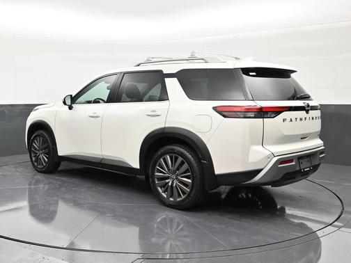 2022 Nissan Pathfinder SL 2WD