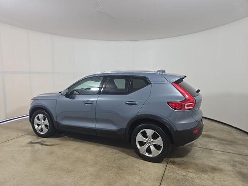 2020 Volvo XC40 T4 Momentum