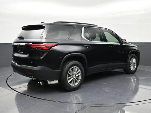 Mosaic Black Metallic 2023 Chevrolet Traverse LT Cloth
