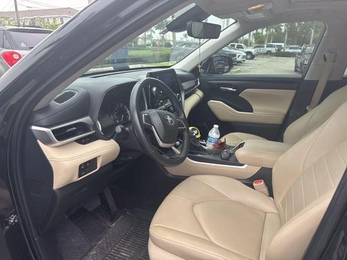 Midnight Black Metallic 2025 Toyota Highlander XLE
