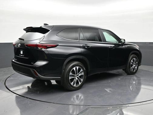 Midnight Black Metallic 2025 Toyota Highlander XLE