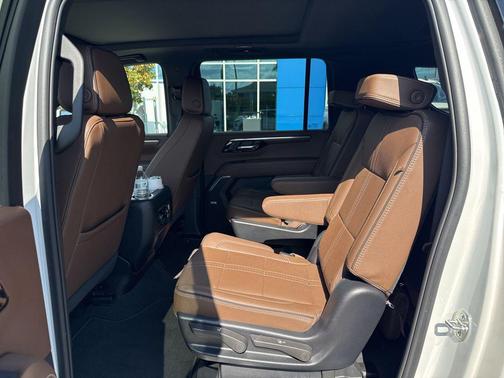 Iridescent Pearl Tricoat 2025 Chevrolet Suburban 4WD High Country