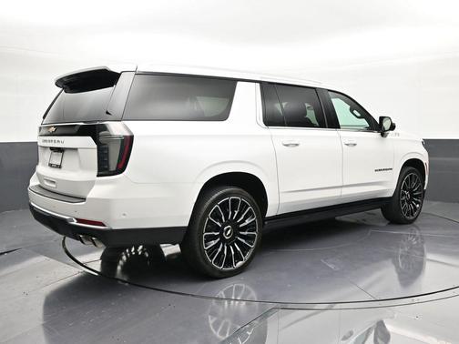 Iridescent Pearl Tricoat 2025 Chevrolet Suburban 4WD High Country