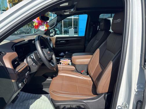 Iridescent Pearl Tricoat 2025 Chevrolet Suburban 4WD High Country