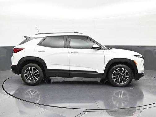 Summit White 2024 Chevrolet Trailblazer LT