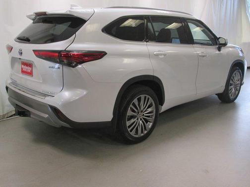 2023 Toyota Highlander Hybrid Platinum