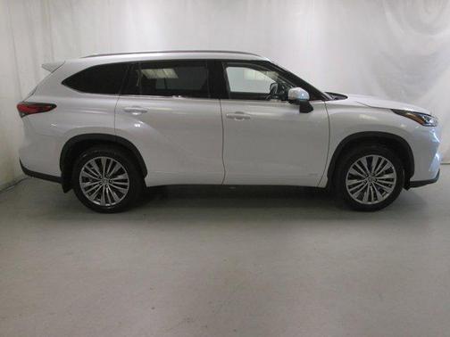 2023 Toyota Highlander Hybrid Platinum