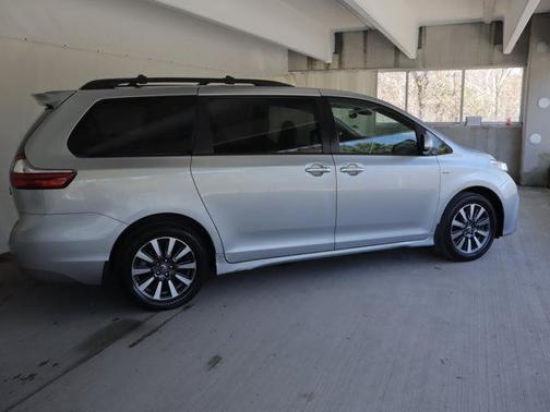 Celestial Silver Metallic 2019 Toyota Sienna XLE