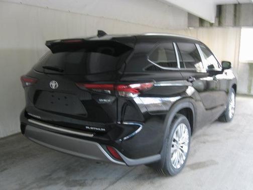 Midnight Black Metallic 2026 Toyota Highlander Hybrid Platinum