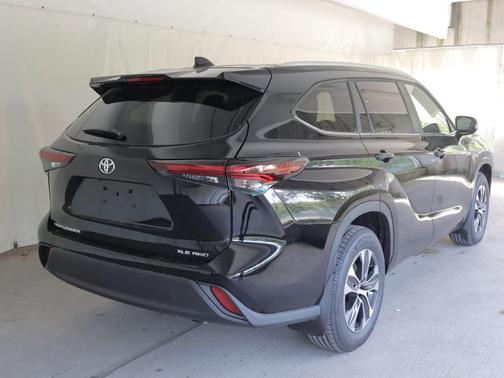 Midnight Black Metallic 2026 Toyota Highlander XLE