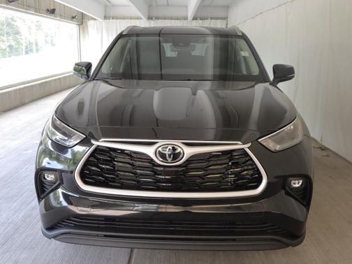 Midnight Black Metallic 2026 Toyota Highlander XLE