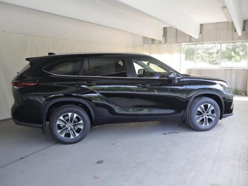 Midnight Black Metallic 2026 Toyota Highlander XLE