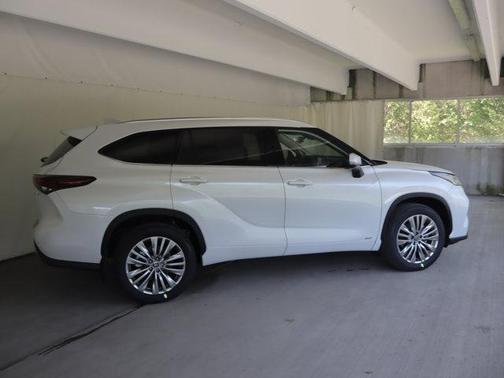 Wind Chill Pearl 2026 Toyota Highlander Hybrid Platinum