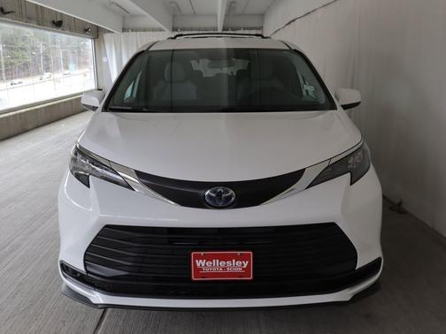 Ice Cap 2025 Toyota Sienna LE