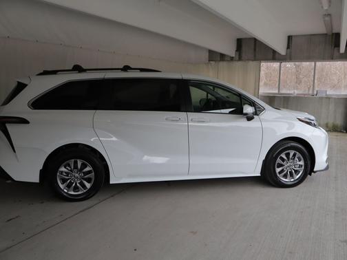 Ice Cap 2025 Toyota Sienna LE
