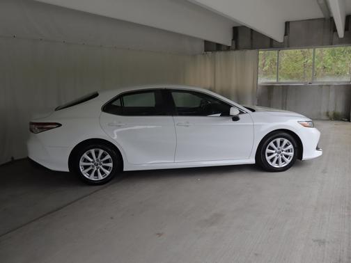 Super White 2018 Toyota Camry LE