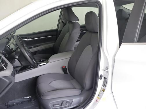 Super White 2018 Toyota Camry LE
