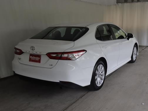 Super White 2018 Toyota Camry LE