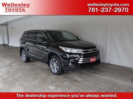 Midnight Black Metallic 2017 Toyota Highlander XLE