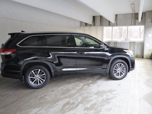 Midnight Black Metallic 2017 Toyota Highlander XLE