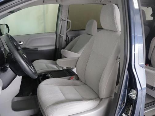 2018 Toyota Sienna LE