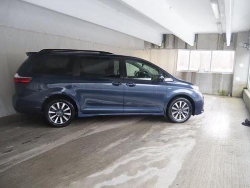 2018 Toyota Sienna LE