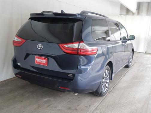 2018 Toyota Sienna LE