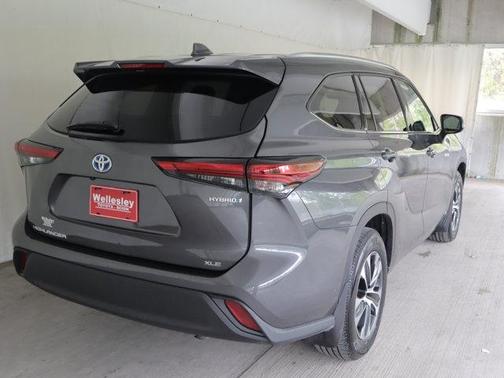 Magnetic Gray Metallic 2021 Toyota Highlander Hybrid XLE