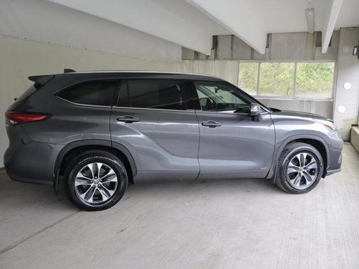 Magnetic Gray Metallic 2021 Toyota Highlander Hybrid XLE