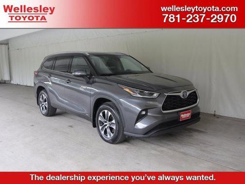 Magnetic Gray Metallic 2021 Toyota Highlander Hybrid XLE