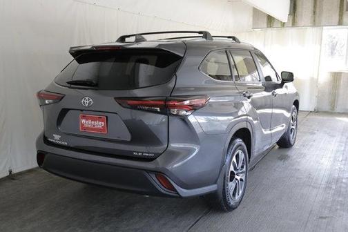 Magnetic Gray Metallic 2024 Toyota Highlander XLE